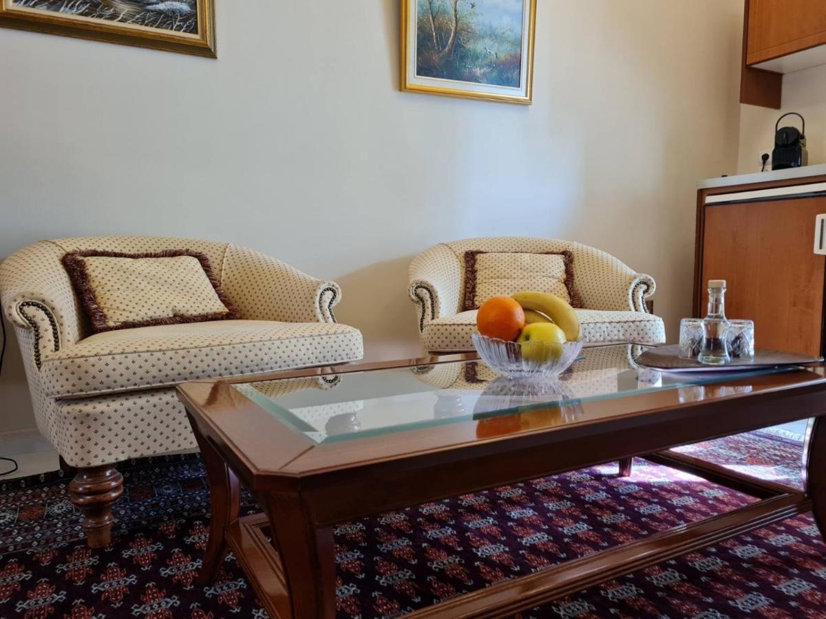 Papastavrou Apartments カラブリタ エクステリア 写真